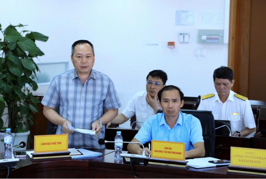 Phó trưởng Thuế tỉnh Lâm Đồng Đinh Vũ Anh trao đổi hướng tháo gỡ khó khăn về giá thuê đất đối với các dự án ngoài ngân sách. Ảnh: Báo Lâm Đồng