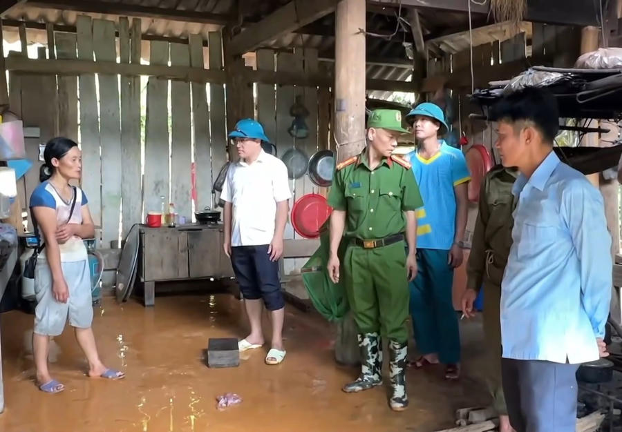 Chính quyền xã Xuân Giang, tỉnh Tuyên Quang kiểm tra thực tế tại những hộ có nguy cơ cao bị ảnh hưởng do thiên tai. (Ảnh: Xã Xuân Giang).