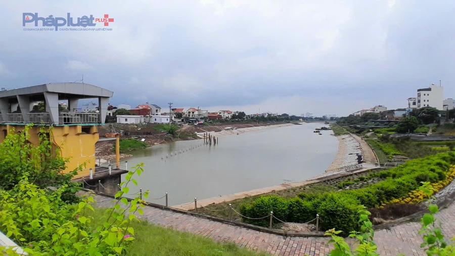 Sông Bắc Hưng Hải chảy ra sông Hồng trên địa bàn xã Xuân Quan dự kiến sẽ xây dựng đập Xuân Quan. (Ảnh: Như Trường).