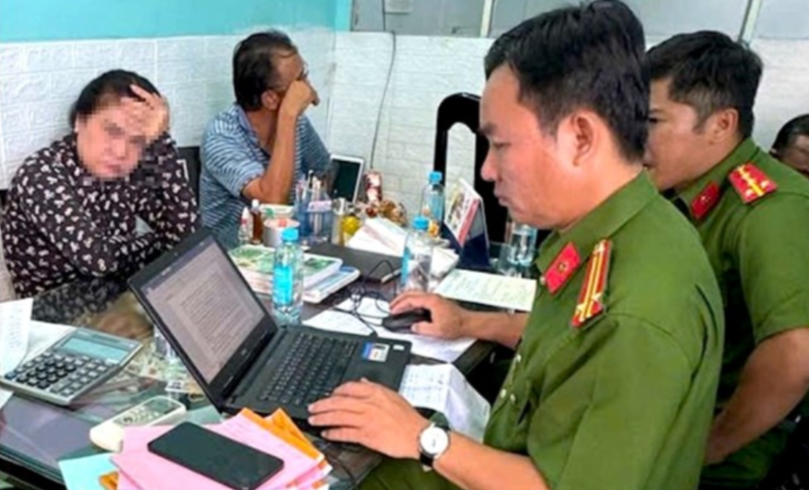 Lực lượng chức năng phát hiện các nhân viên đang thực hiện việc sang chiết, đóng gói gạo không rõ nguồn gốc vào bao bì mang nhãn hiệu gạo ST25. Ảnh: Hoàng Đô/Công an An Giang
