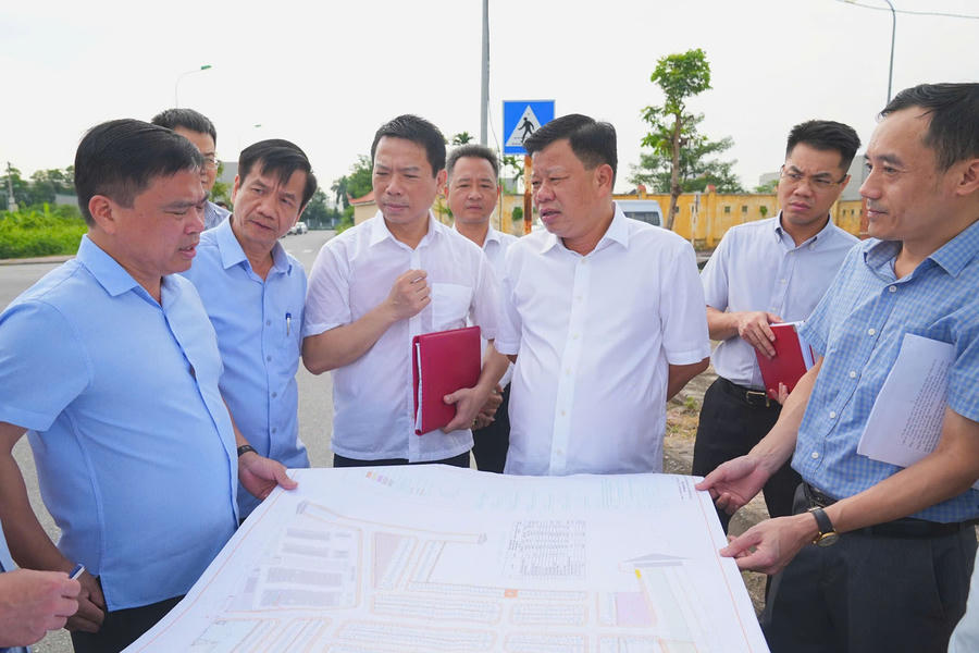 Phó Chủ tịch UBND TP Lê Trung Kiên cùng đoàn công tác kiểm tra dự án chợ Cuối.