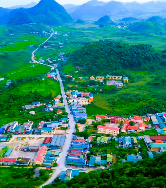 Trung tâm xã Tùng Vài bình yên giữa đại ngàn đá xám. Ảnh: Hoàng Chính