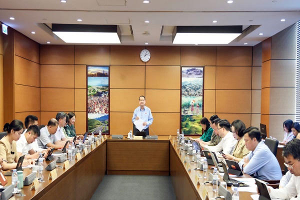 Ông Mai Văn Tuất, Phó Bí thư Tỉnh ủy, Trưởng Đoàn đại biểu Quốc hội tỉnh Ninh Bình chủ trì thảo luận tại Tổ.