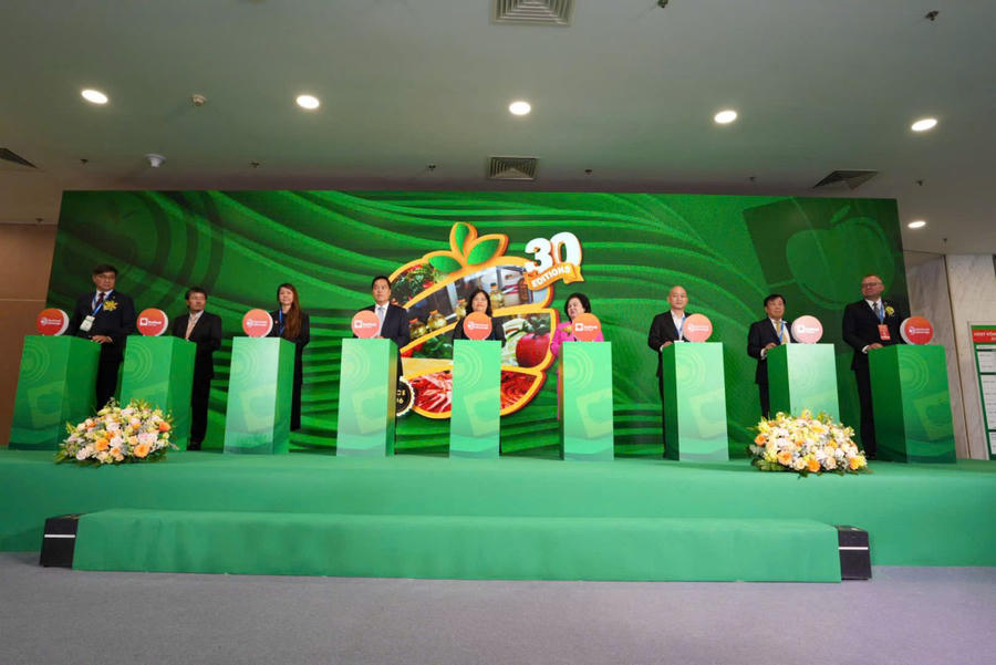Các đại biểu nhấn nút khai mạc Triển lãm&nbsp;Vietfood & Beverage - ProPack Vietnam 2026. (Ảnh: Cổng TTĐT TP HCM)