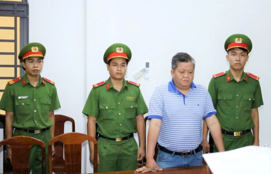 Cơ quan An ninh điều tra tống đạt quyết định khởi tố đối với Võ Xuân Trường. Ảnh: Công an TP Cần Thơ