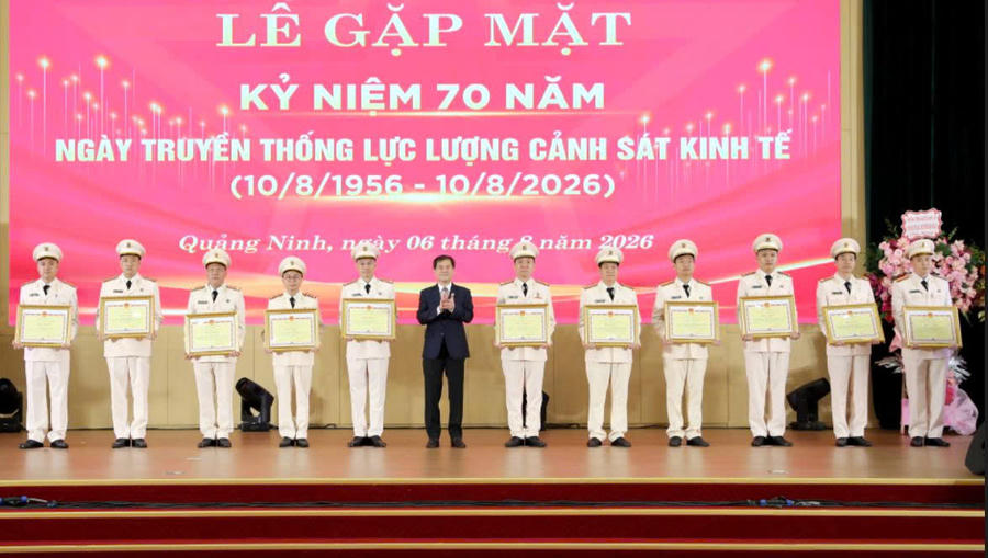 Ông Bùi Văn Khắng, Chủ tịch UBND tỉnh, trao tặng Bằng khen cho các tập thể, cá nhân có thành tích xuất sắc.