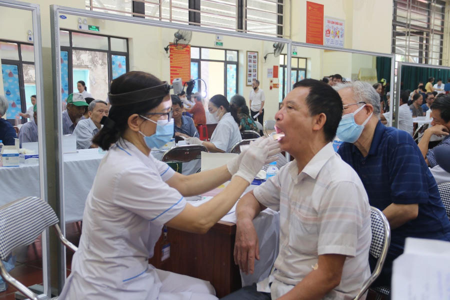 Thực hiện bảo hiểm y tế toàn dân trong giai đoạn mới cũng gắn việc thực hiện bảo hiểm y tế toàn dân với chương trình khám sức khỏe định kỳ, khám sàng lọc, quản lý sức khỏe người dân.
(Ảnh minh họa)