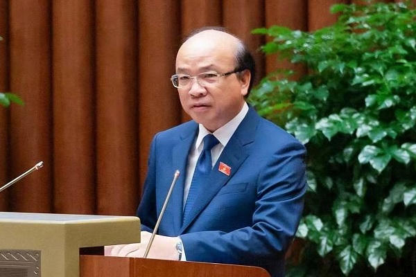Chủ nhiệm Ủy ban Pháp luật và Tư pháp Phan Chí Hiếu trình bày báo cáo thẩm tra, sáng 6/8. Chủ nhiệm Ủy ban Pháp luật và Tư pháp Phan Chí Hiếu trình bày báo cáo thẩm tra, sáng 6/8.