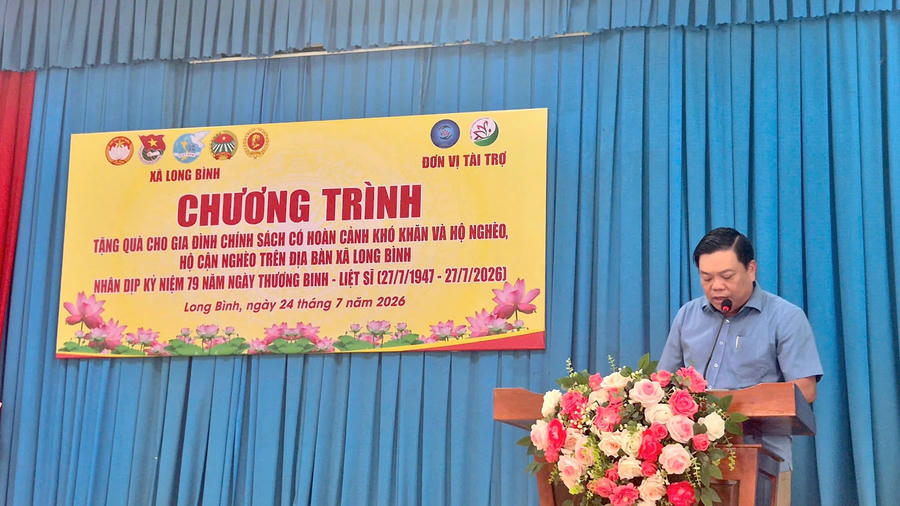 Ông Trần Thanh Phương, Phó chủ tịch DTE, đại diện Hội Liên lạc với người đồng hương Đồng Tháp tại TP HCM phát biểu trong chương trình trao quà thiện nguyện