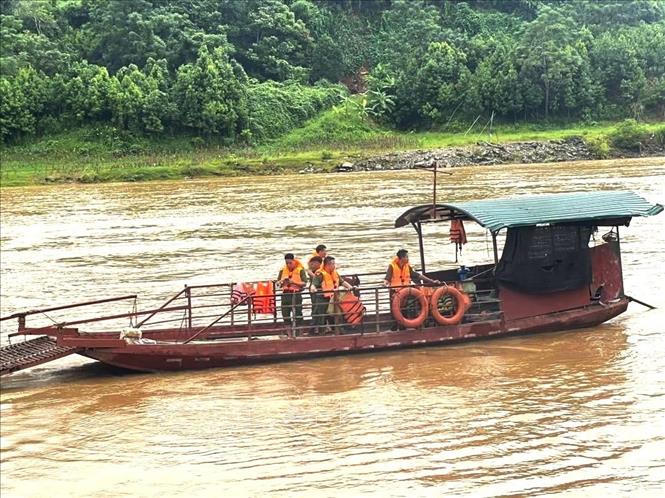 Lực lượng chức năng tổ chức tìm kiếm nạn nhân mất tích trên sông Lô.