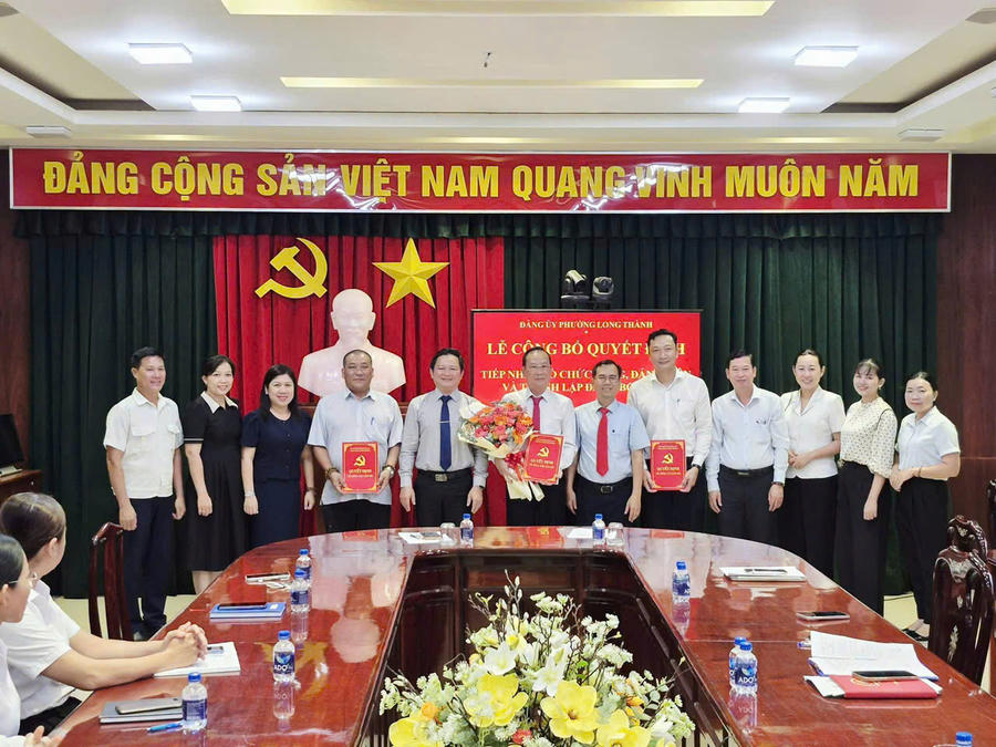 Trao Quyết định thành lập 2 Đảng bộ cơ sở trong lĩnh vực y tế phường Long Thành.
