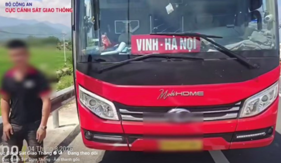 CSGT xử phạt tài xế và chủ phương tiện sau khi phát hiện xe khách chở quá người trên tuyến cao tốc Cam Lâm - Vĩnh Hảo. Ảnh: Đội CSGT Đường bộ số 6