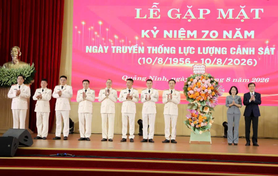 Các lãnh đạo tỉnh Quảng Ninh tặng hoa chúc mừng cán bộ, chiến sĩ Phòng Cảnh sát kinh tế Công an tỉnh Quảng Ninh.