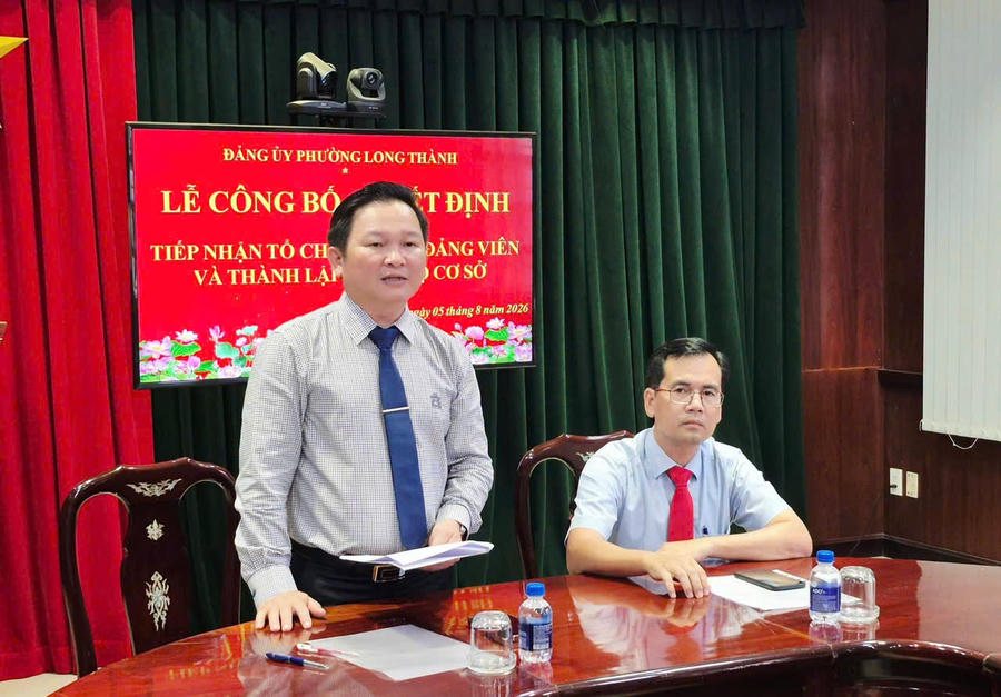 Đồng chí Nguyễn Hữu Nguyên- Bí thư Đảng ủy, Chủ tịch HĐND phường Long Thành phát biểu chỉ đạo buổi lễ.