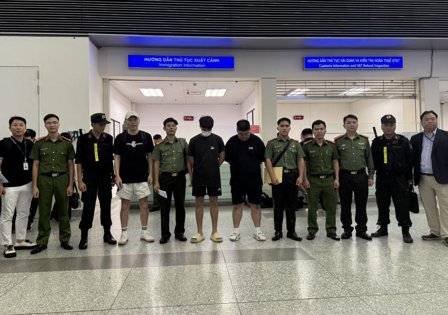 Cơ quan chức năng Việt Nam bàn giao 8 đối tượng cho phía Hàn Quốc.