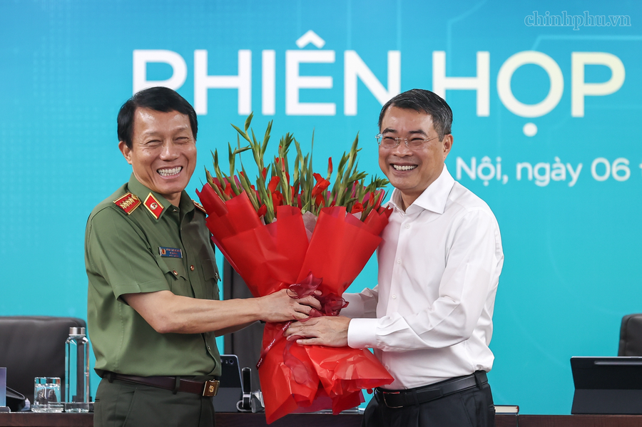 Đại tướng Lương Tam Quang, Bộ trưởng Bộ Công an, Phó Trưởng ban Thường trực Ban Chỉ đạo An ninh mạng quốc gia, tặng hoa chúc mừng Thủ tướng Lê Minh Hưng, Trưởng ban Chỉ đạo An ninh mạng quốc gia - Ảnh: VGP