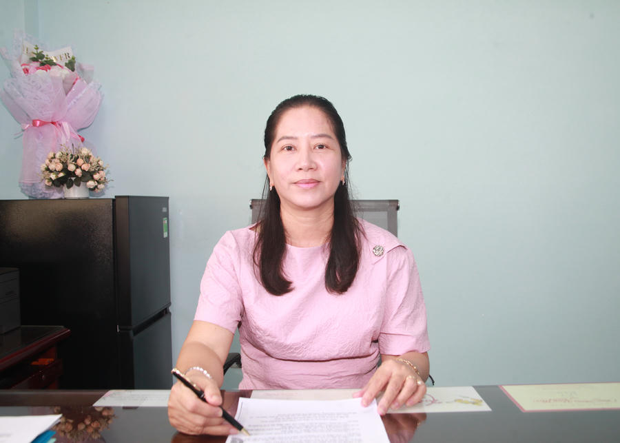 Bà Lê Kim Thúy - Bí thư Đảng ủy, Chủ tịch HĐND xã Vĩnh Mỹ, trao đổi với phóng viên Báo Pháp luật Việt Nam.
