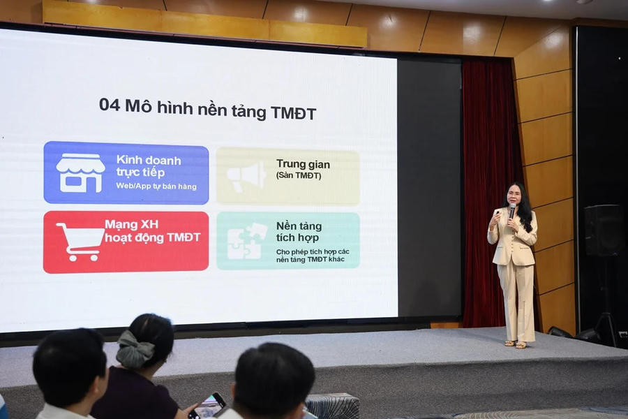 Bà Lê Hoàng Oanh - Cục trưởng Cục Thương mại điện tử và Kinh tế số (Bộ Công Thương) phát biểu tại hội thảo.