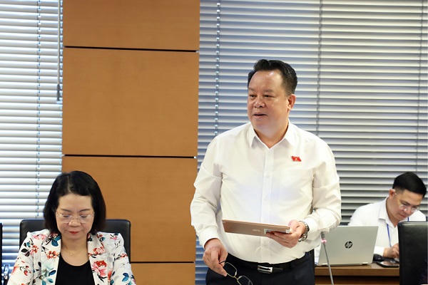 Thiếu tướng Nguyễn Quốc Hùng, Phó Chủ nhiệm Ủy ban Quốc phòng, An ninh và Đối ngoại của Quốc hội (Đoàn ĐBQH tỉnh Ninh Bình) phát biểu tham luận tại Tổ.