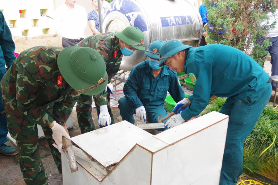Lực lượng chức năng tiến hành mở phần mộ để lấy mẫu hài cốt liệt sĩ phục vụ giám định ADN, xác định danh tính.