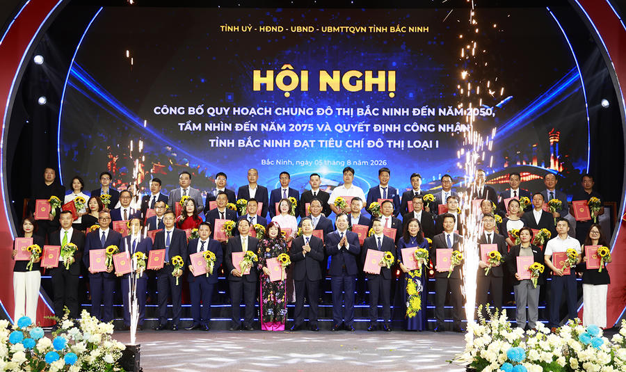 Bí thư Tỉnh ủy Nguyễn Hồng Thái và Chủ tịch UBND tỉnh Phạm Hoàng Sơn trao Quyết định chấp thuận chủ trương đầu tư, chấp thuận nhà đầu tư và Giấy chứng nhận đăng ký đầu tư cho 48 dự án. (Ảnh: Cổng TTĐT tỉnh Bắc Ninh)