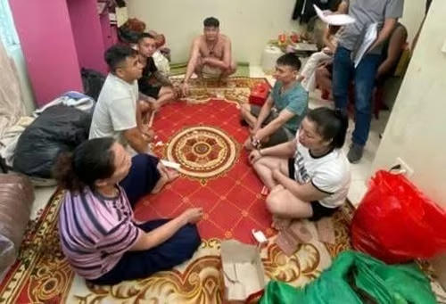 Nhóm đối tượng khi bị bắt quả tang.