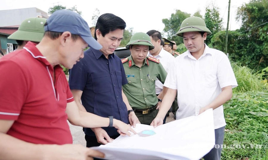 Bí thư Tỉnh ủy Lạng Sơn Hoàng Quốc Khánh xem xét phương án thi công dự án Quần thể khu du lịch sinh thái, cáp treo Mẫu Sơn. Ảnh: Đỗ Hoạt. Bí thư Tỉnh ủy Lạng Sơn Hoàng Quốc Khánh xem xét phương án thi công dự án Quần thể khu du lịch sinh thái, cáp treo Mẫu Sơn. Ảnh: Đỗ Hoạt.