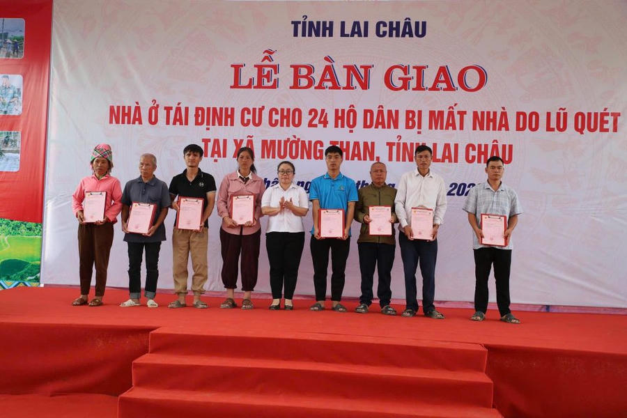 Bàn giao 24 căn nhà tái định cư cho hộ dân mất nhà sau lũ quét Mường Than.