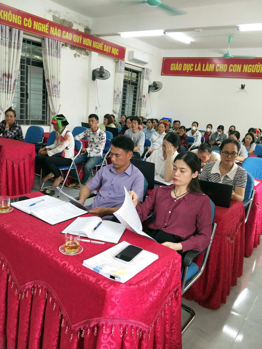 Buổi đối thoại giữa phụ huynh học sinh và Ban giám hiệu Trường THCS Phương Độ.