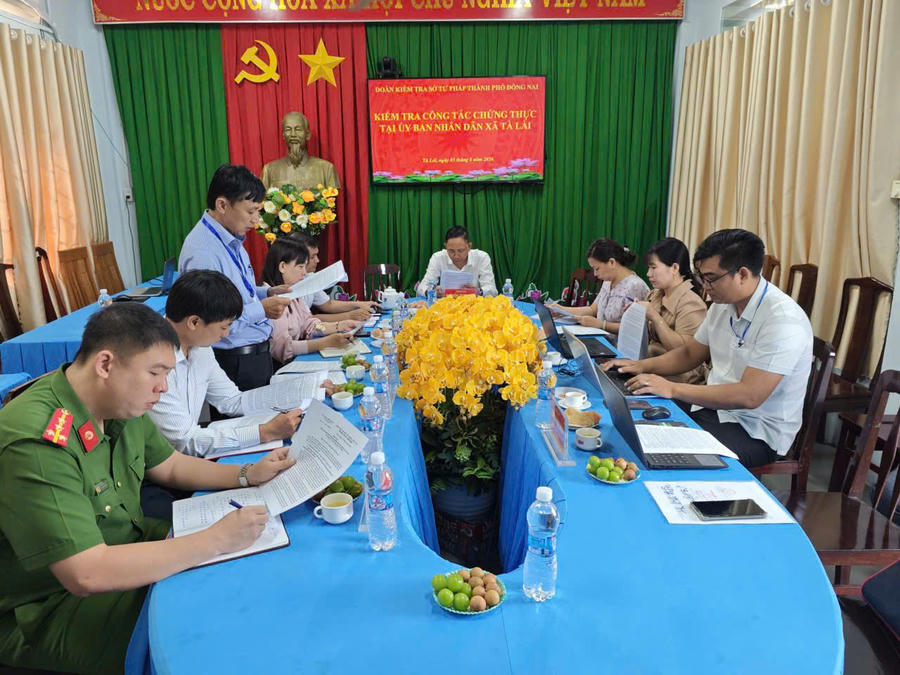 Quang cảnh buổi làm việc.