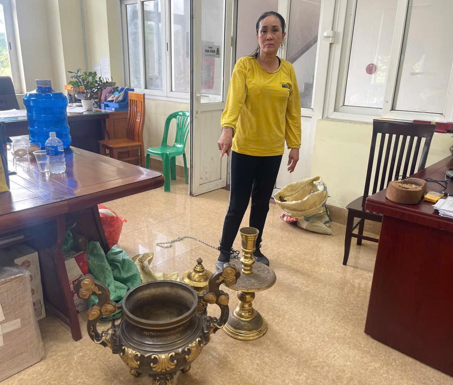 Đối tượng Nguyễn Thị Hoa cùng số tài sản bị thu giữ tại cơ quan Công an.