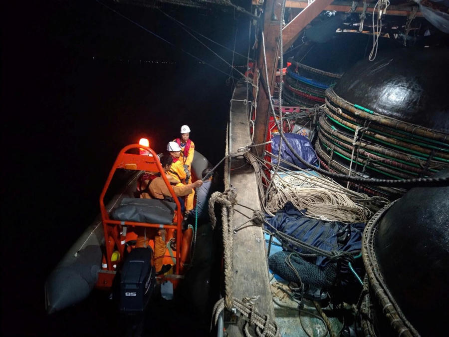 Lực lượng chuyên ngành tìm kiếm cứu nạn hàng hải tiếp cận tàu bị nạn QNg 95157 TS (Ảnh Cục hàng hải và đường thuỷ Việt Nam).