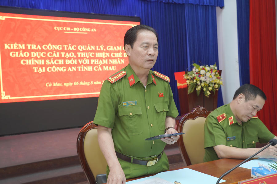 Đại tá Bùi Xuân Khởi - Phó Giám đốc Công an tỉnh, Thủ trưởng Cơ quan Thi hành án hình sự Công an tỉnh Cà Mau phát biểu tại buổi làm việc.