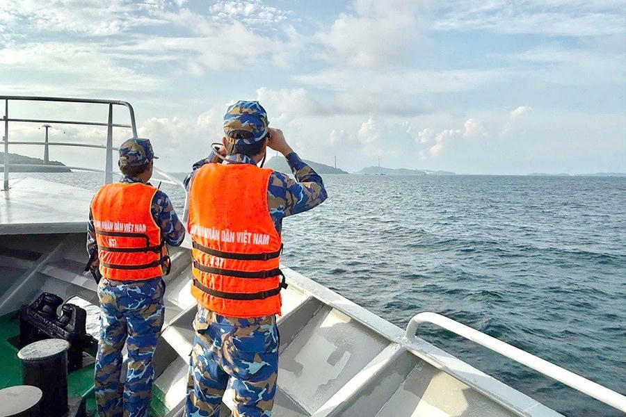 Cán bộ, chiến sĩ Tàu 637, Hải đội 511, Lữ đoàn 127 quan sát, tìm kiếm ngư dân mất tích trên vùng biển Phú Quốc. Ảnh: Vùng 5 Hải quân