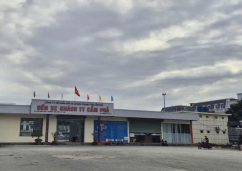Bến xe khách trung tâm Cẩm Phả đang nảy sinh mâu thuẫn, tranh chấp quyền sở hữu và điều hành bến xe tiềm ẩn nguy cơ mất an ninh trật tự vì một pháp nhân hai con dấu, hai người đại diện. Bến xe khách trung tâm Cẩm Phả đang nảy sinh mâu thuẫn, tranh chấp quyền sở hữu và điều hành bến xe tiềm ẩn nguy cơ mất an ninh trật tự vì một pháp nhân hai con dấu, hai người đại diện.