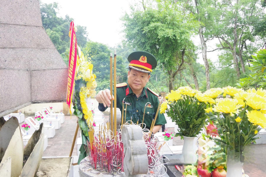 Đại diện Ban Chỉ đạo dâng hương tưởng niệm các Anh hùng liệt sĩ tại Nghĩa trang Liệt sĩ Bông Lau. Đại diện Ban Chỉ đạo dâng hương tưởng niệm các Anh hùng liệt sĩ tại Nghĩa trang Liệt sĩ Bông Lau.
