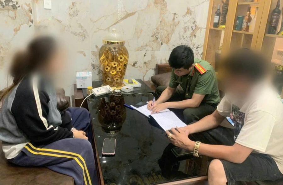 Lực lượng công an kiểm tra cơ sở lưu trú ở khu vực cảng cá Thọ Quang (Ảnh: Công an phường Sơn Trà).
