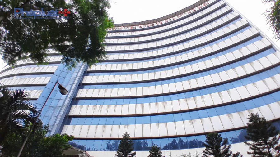 Năm 2001, UBND TP Hà Nội có quyết định về việc thu hồi 10.000m2 đất tại phường Nghĩa Tân, phường Dịch Vọng (quận Cầu Giấy, Hà Nội) và cho bệnh viện thuê 8.540m2 trong 40 năm.