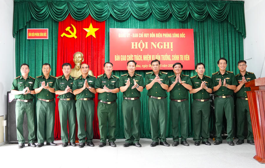 Các đại biểu chúc mừng các đồng chí nhận nhiệm vụ mới tại Đồn Biên phòng Sông Đốc.