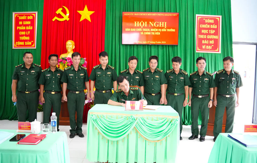 Trung tá Nguyễn Hoàng Phú ký biên bản nhận bàn giao chức trách, nhiệm vụ Đồn trưởng Đồn Biên phòng Khánh Tiến.
