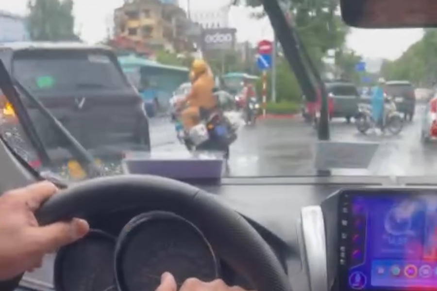 CSGT xuyên mưa, mở đường cho xe chở bệnh nhân đi cấp cứu.