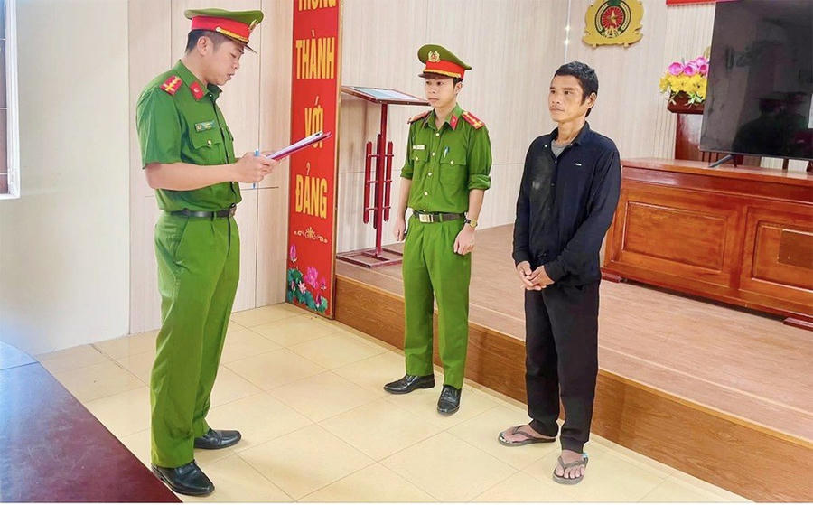 Cơ quan công an đọc lệnh khởi tố ông Hồ Văn Vai. Ảnh: Công an tỉnh Quảng Trị