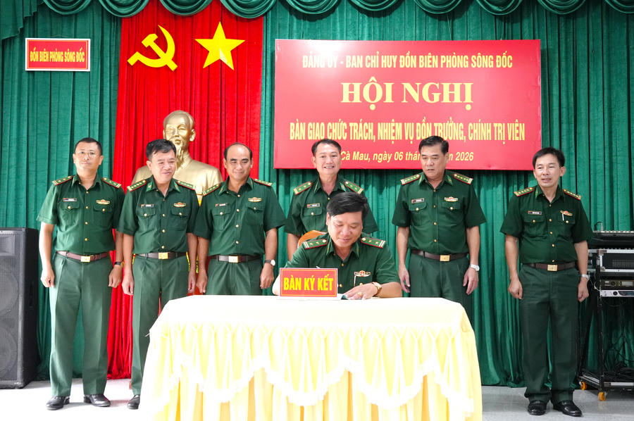 Trung tá Trương Văn Kết ký biên bản nhận bàn giao chức trách, nhiệm vụ Bí thư Đảng ủy, Chính trị viên Đồn Biên phòng Sông Đốc.