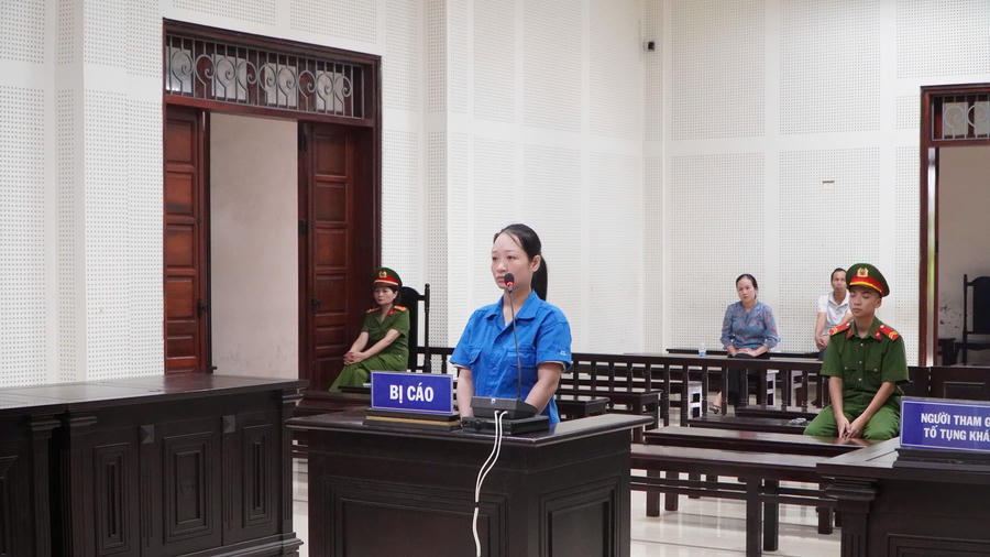 Đối tượng Trần Thị Dịu tại tòa. Đối tượng Trần Thị Dịu tại tòa.
