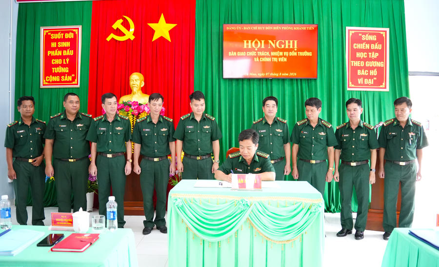 Đại tá Phạm Minh Giang, ký xác nhận biên bản bàn giao chức trách, nhiệm vụ Đồn trưởng Đồn Biên phòng Khánh Tiến.