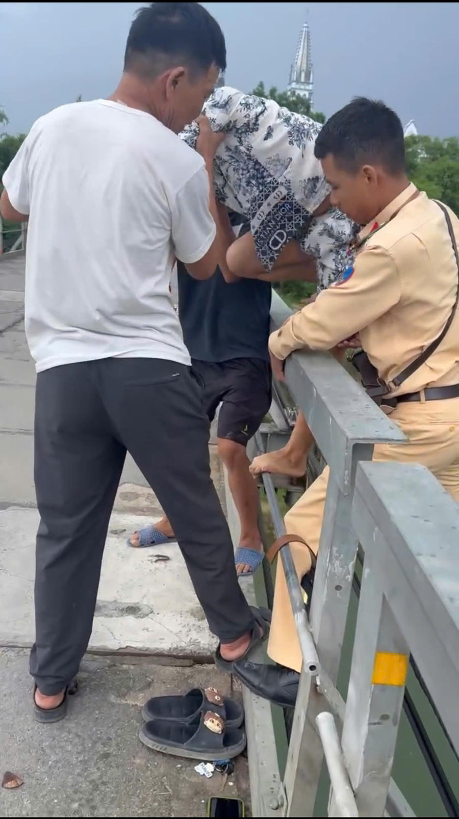 Kịp thời giải cứu người phụ nữ nghi có ý định nhảy cầu.