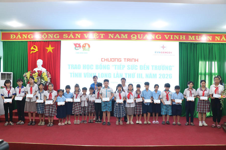 Lãnh đạo Công ty Nhiệt điện Duyên Hải trao học bổng cho học sinh có hoàn cảnh khó khăn trong chương trình "Tiếp sức đến trường" lần thứ III.