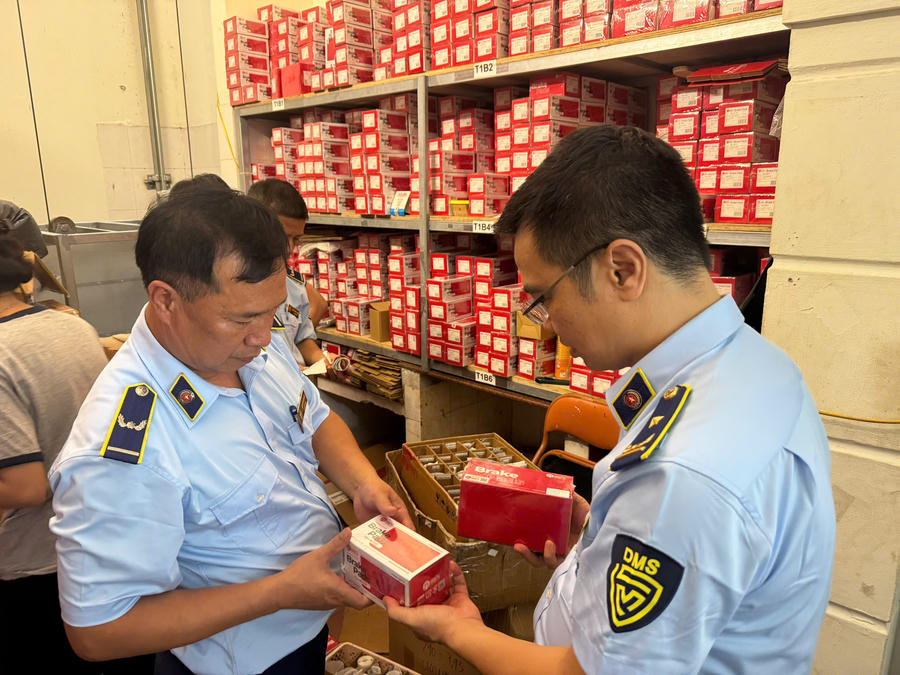 Lực lượng chức năng phát hiện hàng chục nghìn sản phẩm phụ tùng ô tô nhãn Asahi vi phạm. Ảnh: DMS
Lực lượng chức năng phát hiện hàng chục nghìn sản phẩm phụ tùng ô tô nhãn Asahi vi phạm. Ảnh: DMS