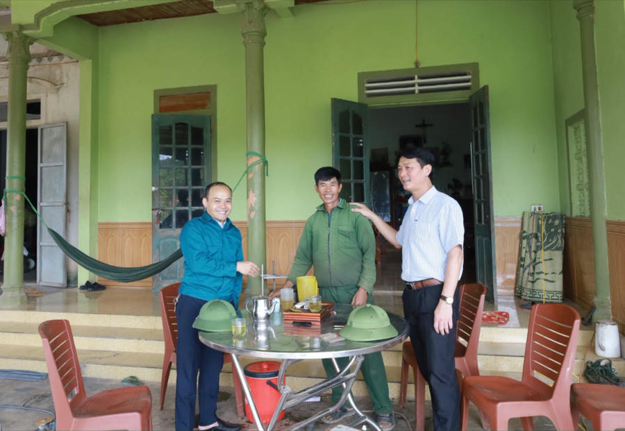 Khi cán bộ đồng hành cùng người dân.