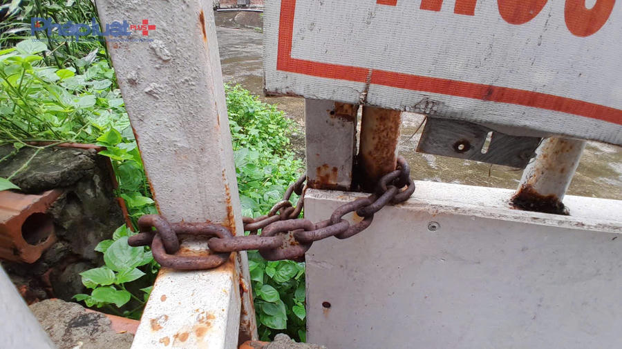 Hàng rào, khoá cổng đã dần hoen rỉ...
